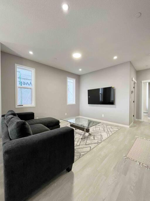 Brand New, Beautiful In Holiday home Calgary