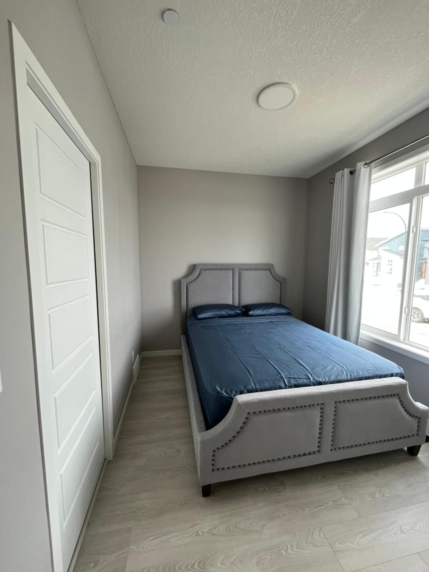 Brand New, Beautiful In Holiday home Calgary