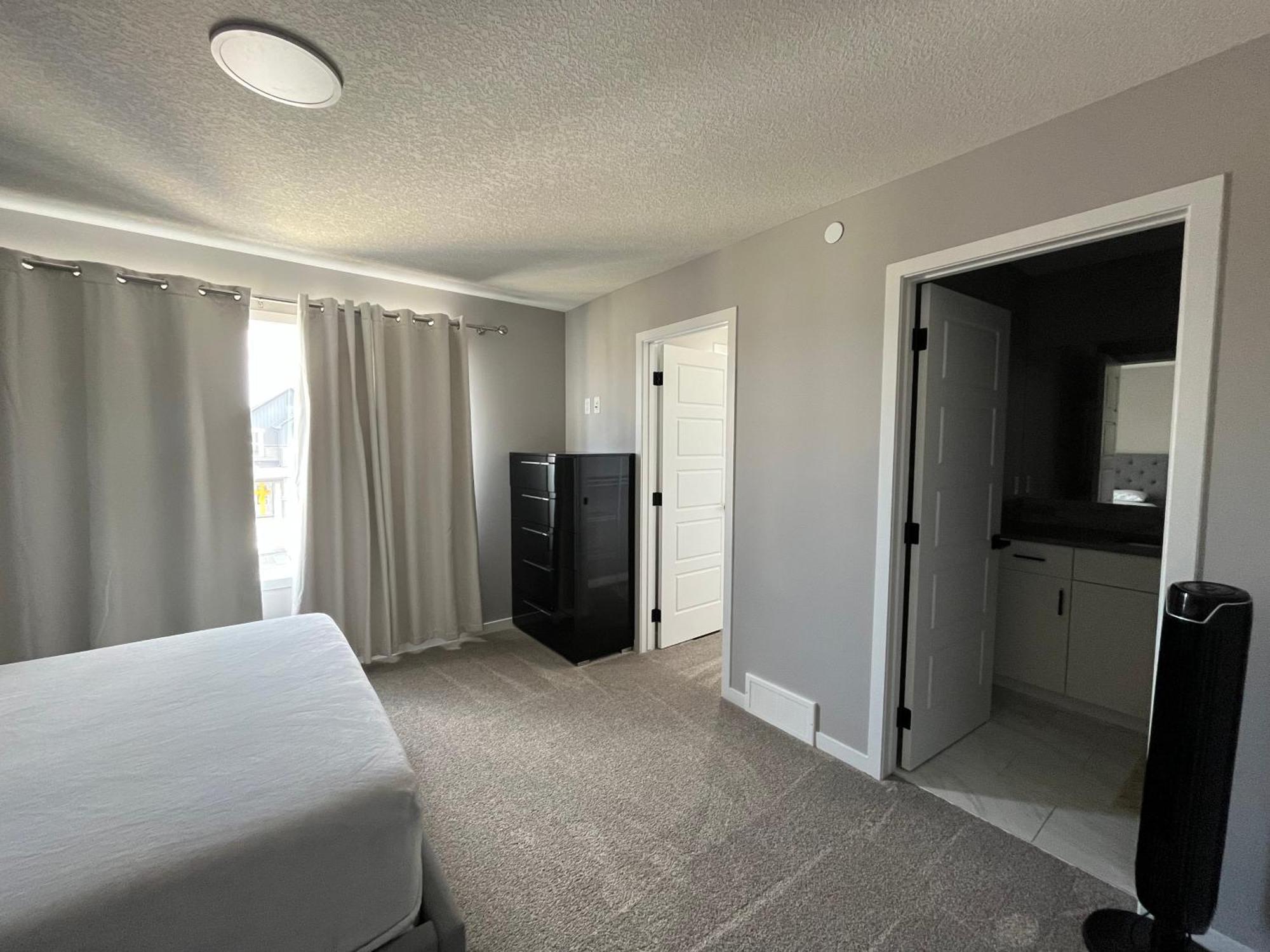 Brand New, Beautiful In Holiday home Calgary